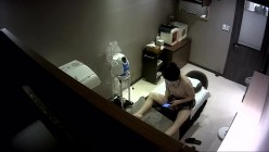 黑客破解美容院监控摄像头偷拍 美女做面部美容逼逼脱毛还一边玩手机自拍 截图3