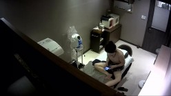 黑客破解美容院监控摄像头偷拍 美女做面部美容逼逼脱毛还一边玩手机自拍 截图4