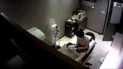 黑客破解美容院监控摄像头偷拍 美女做面部美容逼逼脱毛还一边玩手机自拍 截图7