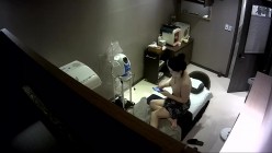 黑客破解美容院监控摄像头偷拍 美女做面部美容逼逼脱毛还一边玩手机自拍 截图8