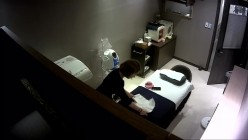 黑客破解美容院监控摄像头偷拍 美女做面部美容逼逼脱毛还一边玩手机自拍 截图9