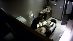 黑客破解美容院监控摄像头偷拍 美女做面部美容逼逼脱毛还一边玩手机自拍 截图11
