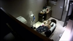 黑客破解美容院监控摄像头偷拍 美女做面部美容逼逼脱毛还一边玩手机自拍 截图13