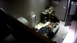 黑客破解美容院监控摄像头偷拍 美女做面部美容逼逼脱毛还一边玩手机自拍 截图14