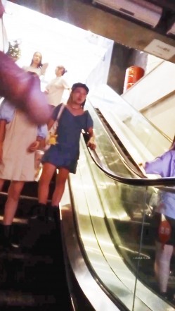 黑虎露出系列 牛人街头露JB对着年轻貌美的妹子打飞机 高颜值高画质 心脏巨大之人 截图3