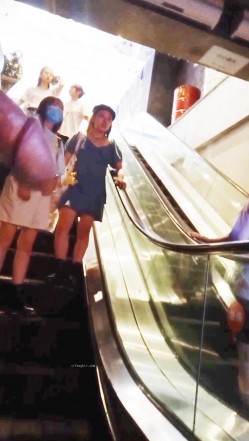 黑虎露出系列 牛人街头露JB对着年轻貌美的妹子打飞机 高颜值高画质 心脏巨大之人 截图5