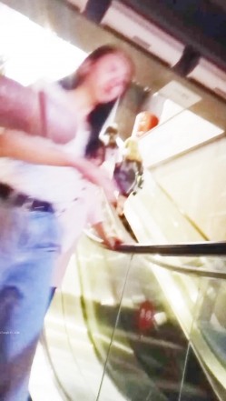 黑虎露出系列 牛人街头露JB对着年轻貌美的妹子打飞机 高颜值高画质 心脏巨大之人 截图11