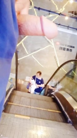 黑虎露出系列 牛人街头露JB对着年轻貌美的妹子打飞机 高颜值高画质 心脏巨大之人 截图15