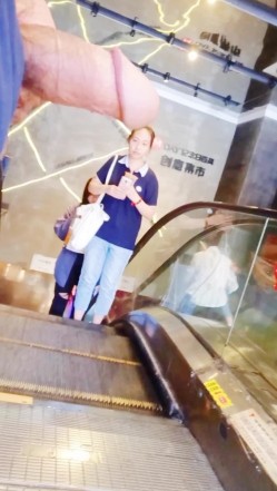 黑虎露出系列 牛人街头露JB对着年轻貌美的妹子打飞机 高颜值高画质 心脏巨大之人 截图16