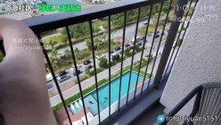 推特15万粉台湾绿帽换妻博主「小Q小K」付费资源《冲绳海景饭店阳台打炮》下面有人在游泳，路上还很多车，最后被小K内射 截图11