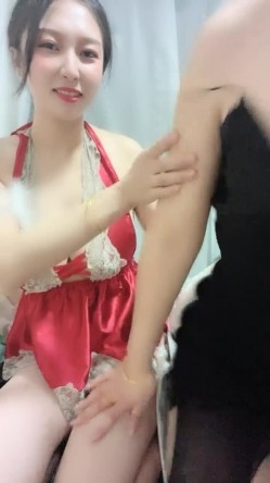 猎奇圈内部分享热门视频极品大奶子哺乳期的奶妈疯狂露出自摸挑逗赚奶粉钱 截图7