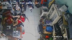 黑客破解摄像头监控偷拍 电脑维修店内夫妻口爆啪啪 超刺激！ 截图4