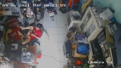 黑客破解摄像头监控偷拍 电脑维修店内夫妻口爆啪啪 超刺激！ 截图11