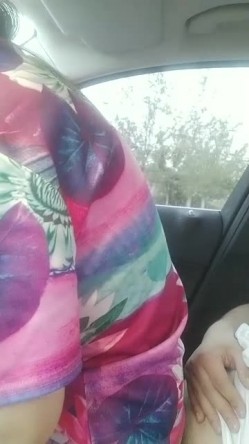 理发店老板娘出来车震：你踩着油门我息不了火啊。 牛逼，开着车大战，屁股坐得真大声！ 截图14