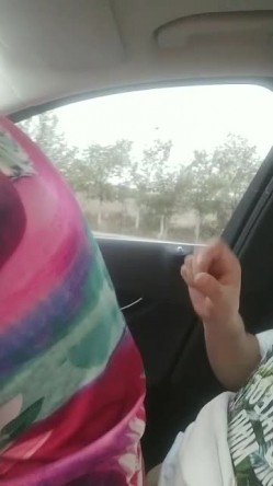 理发店老板娘出来车震：你踩着油门我息不了火啊。 牛逼，开着车大战，屁股坐得真大声！ 截图16