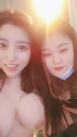 ️【新片速递】黑丝大胸女神【温柔欲吖】 ️和闺蜜互动扣穴，道具插B大秀裸聊3 截图1