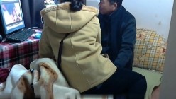 摄像头破解真实偷拍，大叔看黄片受不了把老相好摇来，进屋脱衣就搞起来，狠是激情 截图3