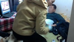 摄像头破解真实偷拍，大叔看黄片受不了把老相好摇来，进屋脱衣就搞起来，狠是激情 截图14