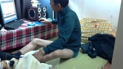 摄像头破解真实偷拍，大叔看黄片受不了把老相好摇来，进屋脱衣就搞起来，狠是激情 截图16