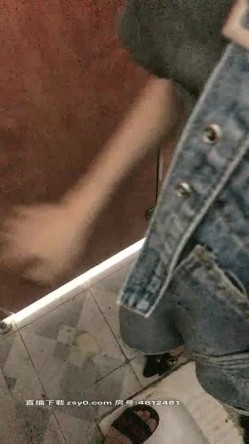 寂寞夜玩刺激户外公园勾引陌生人公厕口交跪舔 勾搭个屌丝男回家激烈啪啪 无套爆操 骑乘交合抽插特写 截图2