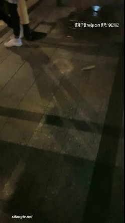 好身材的直播小姐姐户外勾引路人去肯德基则所啪啪大战，真妈的刺激 截图3