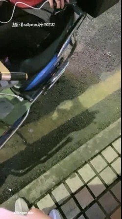 好身材的直播小姐姐户外勾引路人去肯德基则所啪啪大战，真妈的刺激 截图4