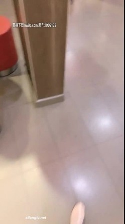 好身材的直播小姐姐户外勾引路人去肯德基则所啪啪大战，真妈的刺激 截图10