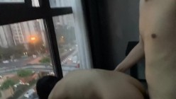 泄密流出某大神玩弄两个云南哈尼族黎族小姐姐SM捆绑飘窗对着大街啪啪舔脚吞精敷面膜 截图3
