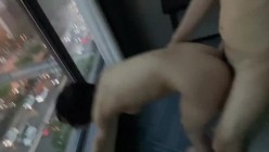 泄密流出某大神玩弄两个云南哈尼族黎族小姐姐SM捆绑飘窗对着大街啪啪舔脚吞精敷面膜 截图5