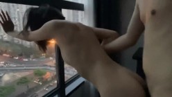 泄密流出某大神玩弄两个云南哈尼族黎族小姐姐SM捆绑飘窗对着大街啪啪舔脚吞精敷面膜 截图16