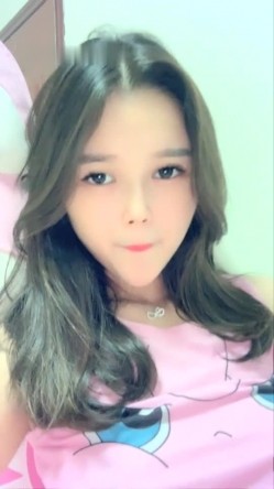 可爱萌妹长相甜美又出新视频啦 手戴套插粉逼 截图3