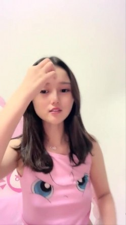 可爱萌妹长相甜美又出新视频啦 手戴套插粉逼 截图7