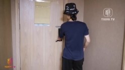 糖心网红女神『可乐』【颜射辣妹】野战偷拍的威胁 截图3