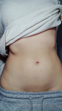 深喉女神，亚裔母狗【李露丝】露脸私拍，深喉口爆肛交啪啪野战，各式各样性爱自拍 截图1