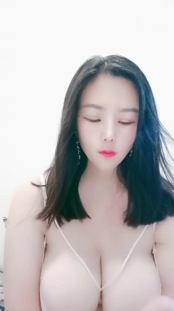 超级巨乳主播『椰汁西米露』高清源码录制35小时直播合集 无毛粉逼健身器材上甩大奶 截图3