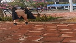 万人求购，推特反差婊，顶级绿帽骚妻【嫂子爱露出】一女战多男，群P大乱交，捆绑调教野战 截图7