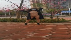 万人求购，推特反差婊，顶级绿帽骚妻【嫂子爱露出】一女战多男，群P大乱交，捆绑调教野战 截图13