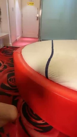 【喝尿母狗】大奶母狗被马桶男在卫生间SM 极端深喉 对着嘴尿尿 啪啪之后被电击逼逼 截图9