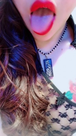 肤白貌美奶大臀圆的极品熟女好姐风骚艳舞 三点尽露超大尺度带来不一样的极致诱惑 截图1