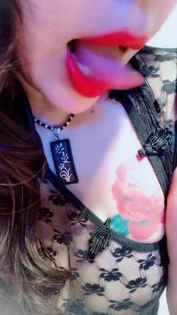 肤白貌美奶大臀圆的极品熟女好姐风骚艳舞 三点尽露超大尺度带来不一样的极致诱惑 截图4