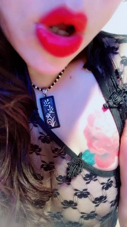 肤白貌美奶大臀圆的极品熟女好姐风骚艳舞 三点尽露超大尺度带来不一样的极致诱惑 截图5