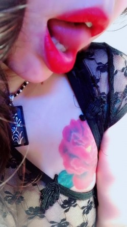 肤白貌美奶大臀圆的极品熟女好姐风骚艳舞 三点尽露超大尺度带来不一样的极致诱惑 截图7
