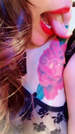 肤白貌美奶大臀圆的极品熟女好姐风骚艳舞 三点尽露超大尺度带来不一样的极致诱惑 截图11
