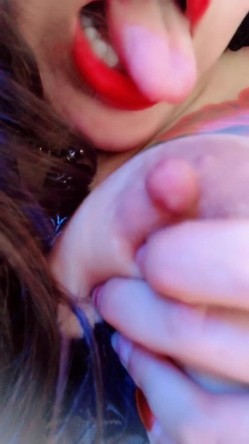 肤白貌美奶大臀圆的极品熟女好姐风骚艳舞 三点尽露超大尺度带来不一样的极致诱惑 截图14