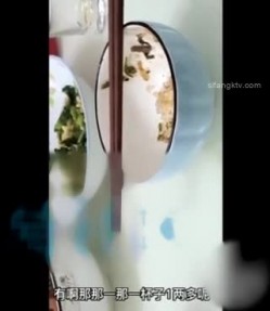 灌醉白虎母女双飞 骚妈中途醒来 只能威逼利诱，射精在面膜上让母女敷，玩的真刺激 截图1