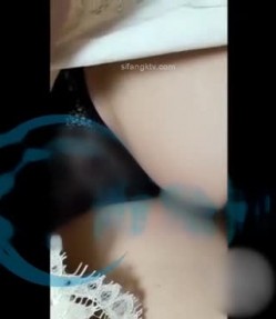 灌醉白虎母女双飞 骚妈中途醒来 只能威逼利诱，射精在面膜上让母女敷，玩的真刺激 截图4