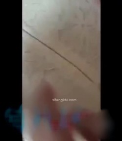 灌醉白虎母女双飞 骚妈中途醒来 只能威逼利诱，射精在面膜上让母女敷，玩的真刺激 截图9