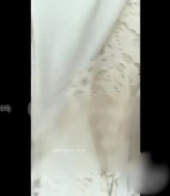 灌醉白虎母女双飞 骚妈中途醒来 只能威逼利诱，射精在面膜上让母女敷，玩的真刺激 截图12