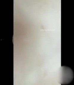 灌醉白虎母女双飞 骚妈中途醒来 只能威逼利诱，射精在面膜上让母女敷，玩的真刺激 截图13