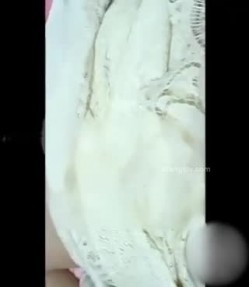 灌醉白虎母女双飞 骚妈中途醒来 只能威逼利诱，射精在面膜上让母女敷，玩的真刺激 截图15